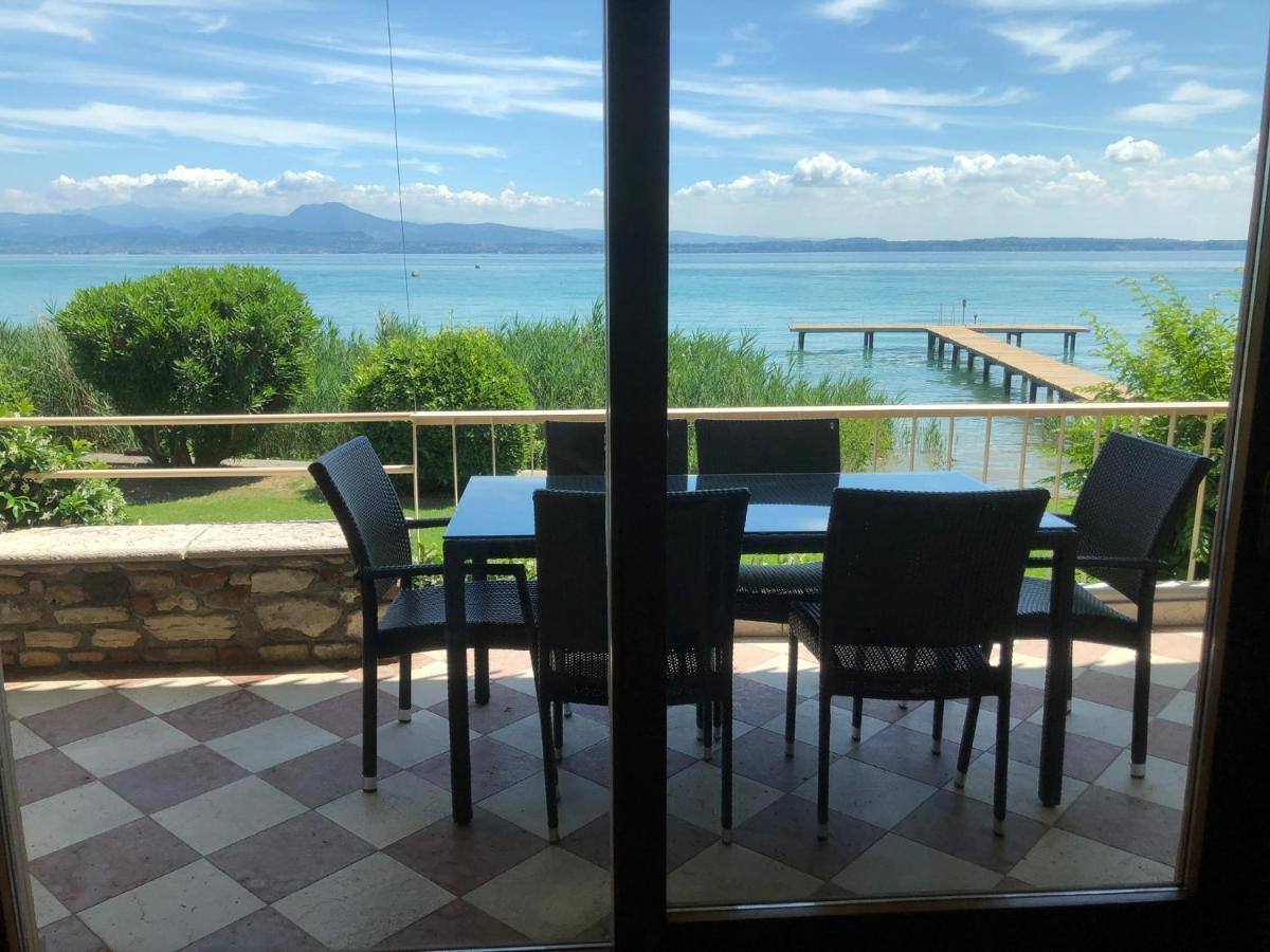 Lake Front Luxury Suites (Adults Only) Sirmione Buitenkant foto