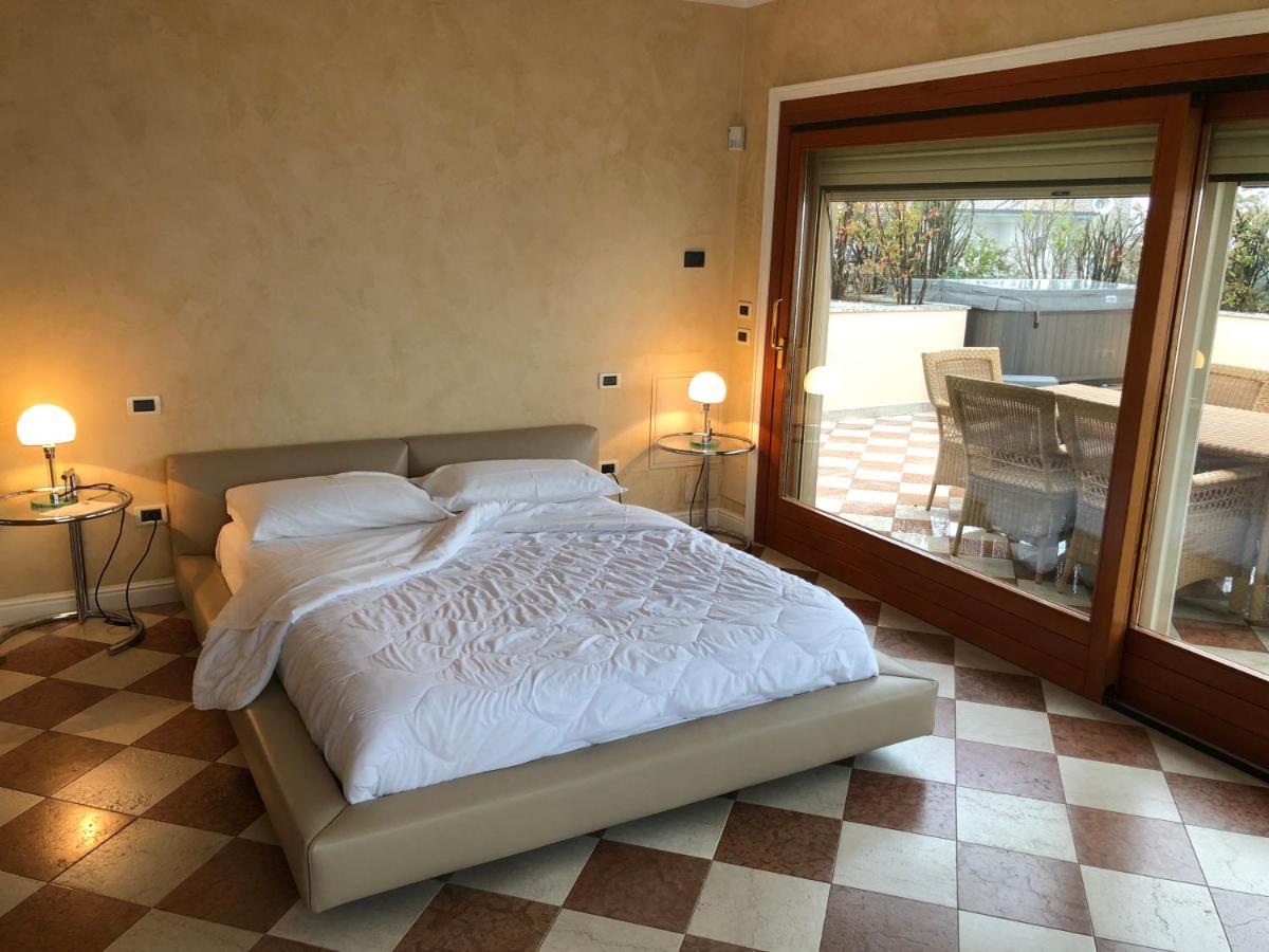 Lake Front Luxury Suites (Adults Only) Sirmione Buitenkant foto